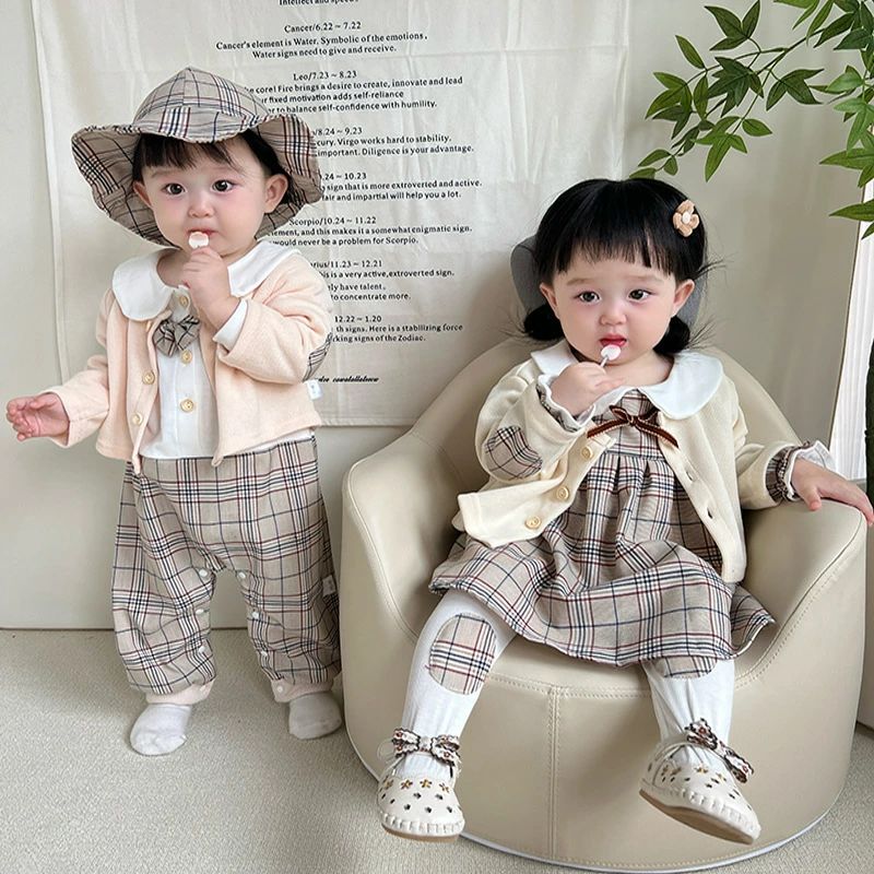 ? 【お得なフォーマルセット】おしゃれで可愛いフォーマルベビー服。可愛い蝶ネクタイ、赤ちゃんの可愛さを引き立てる、可愛いカバーオールです。お腹が丸出しになる事がないので冷えにくいです。お尻にはボタンが